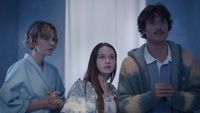 Lindsay Martin (Carey Mulligan), Ashley Miller (Cailee Spaeney) and Austin Davis (Charles Melton) talk to Dr. Kim on Beef.