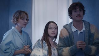 Lindsay Martin (Carey Mulligan), Ashley Miller (Cailee Spaeney) and Austin Davis (Charles Melton) talk to Dr. Kim on Beef.