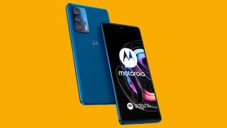 Das Motorola Edge 20 Pro in seinem blauen Farbton zeigt die Vorder- und Rückseite des Smartphones.