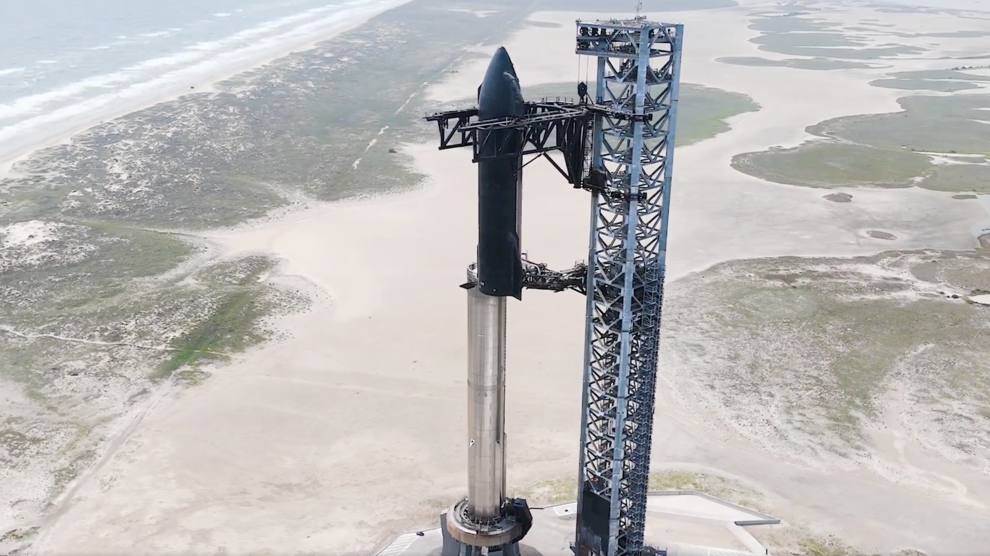 SpaceX stacks Starship megarocket ahead of 4th test flight (video, photos)