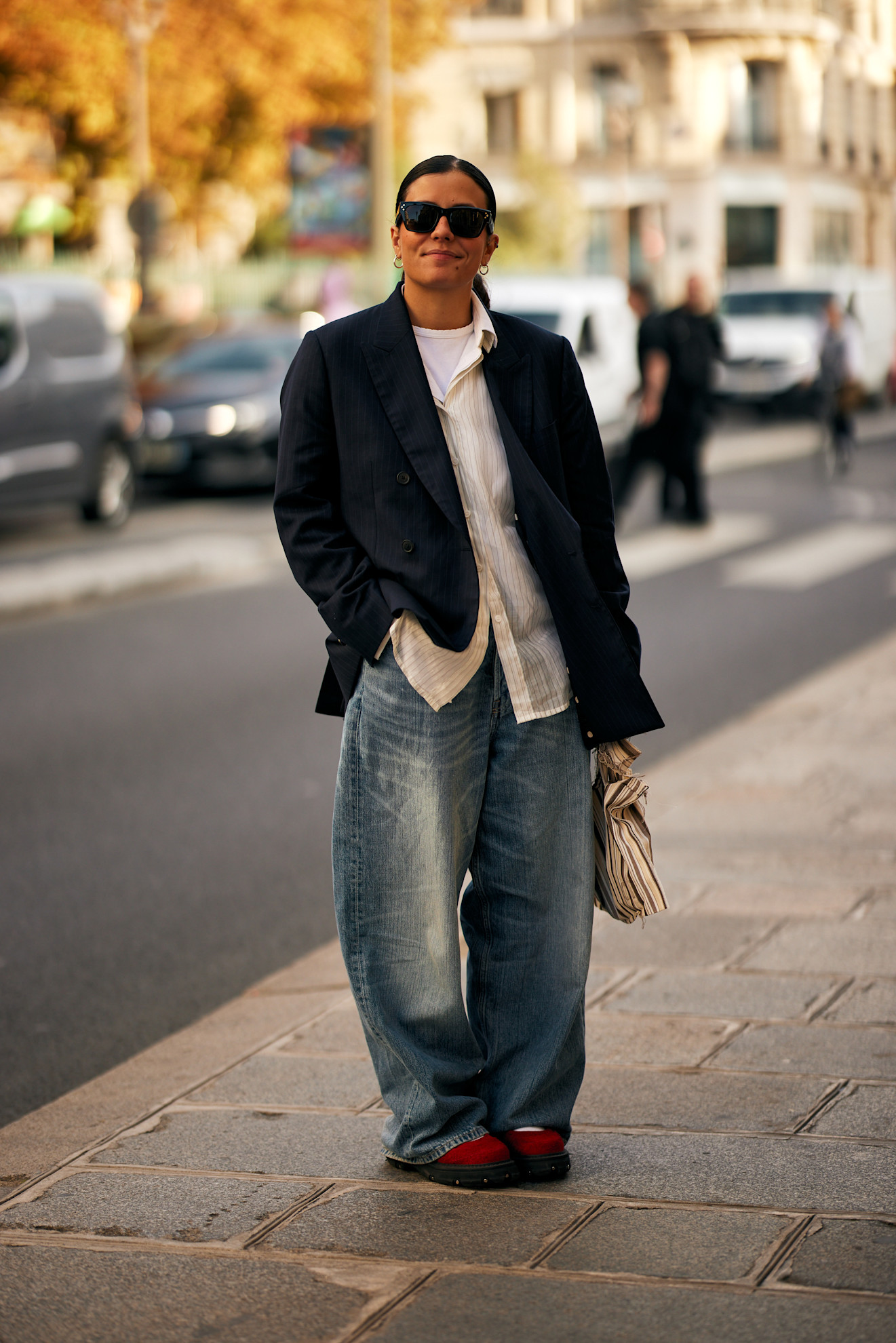 Woman wearing fluid jeans