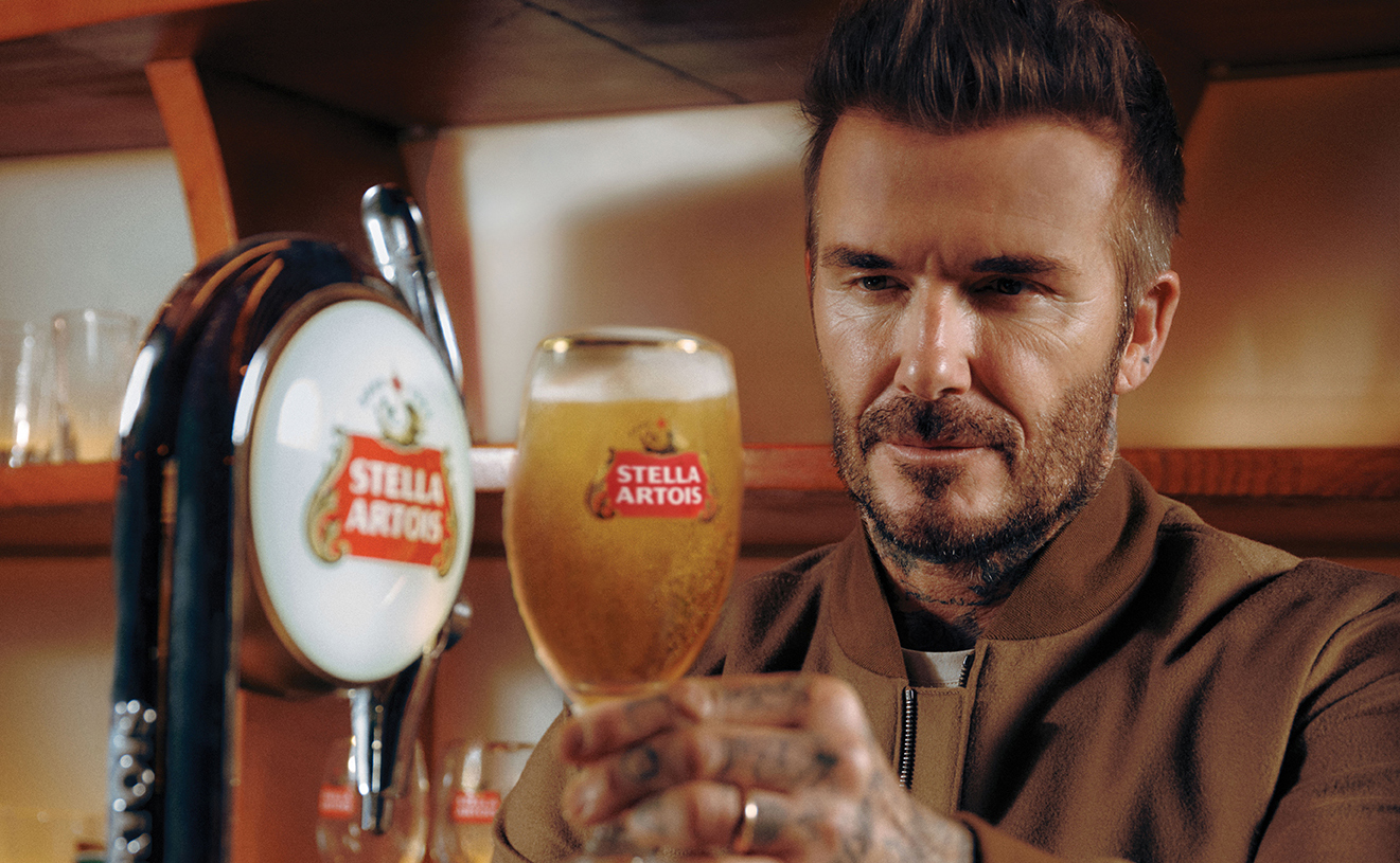 David Beckham bebe una pinta de Stella