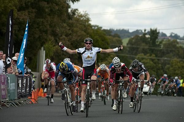 Aaron Kemps (V Australia) takes out stage six of the tour in Ulverstone ahead of Bikebug.com's Joe Lewis (left) and teammate Bernard Sulzberger.