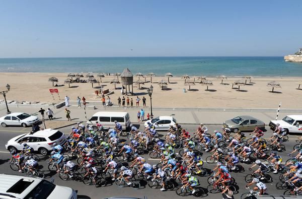 As they pass by the seaside under a warm sun, the peloton thinks "man, I'm sure glad I'm not racing Volta Algarve"