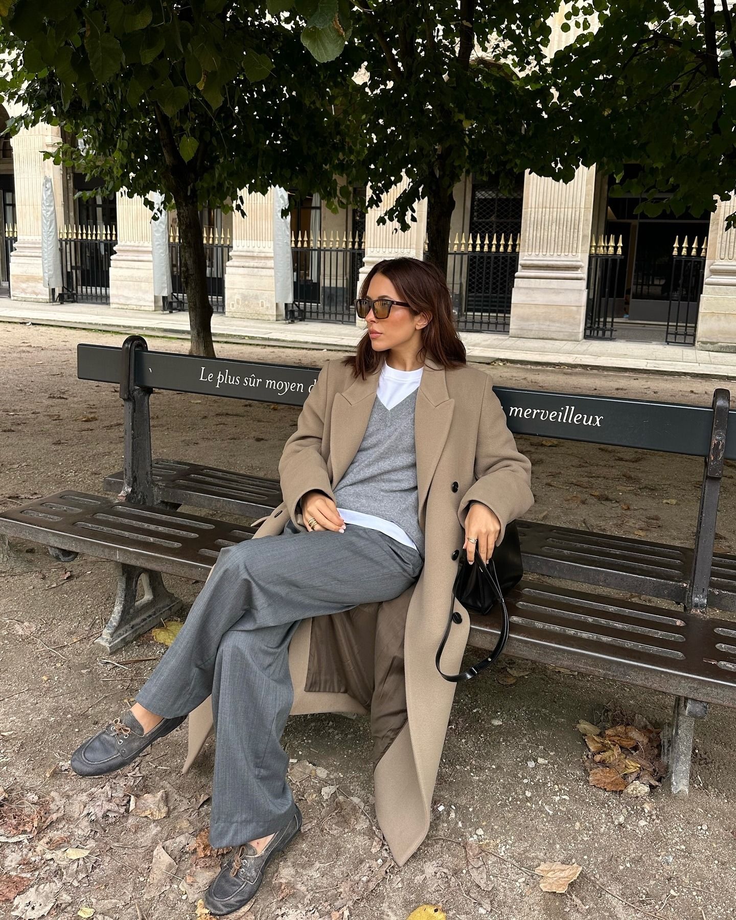 Influencer @deborabrosa wears a grey knit with grey trousers and grey boat shoes.