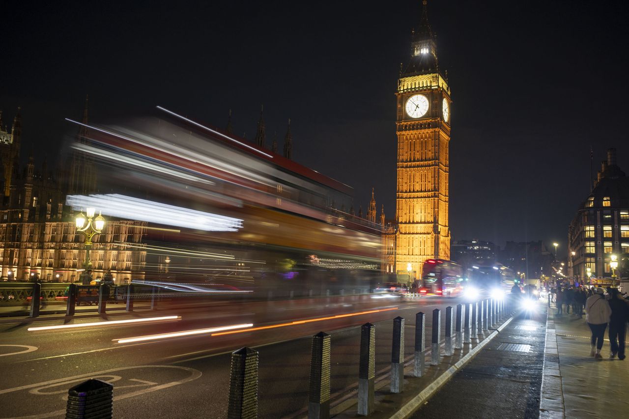 Ricoh GR IV sample gallery: big ben at night with a London red bus light trail in front