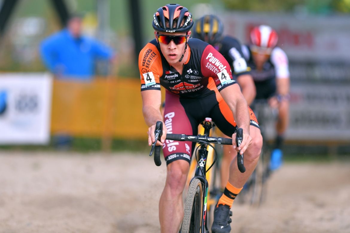 Laurens Sweeck rides through the sand in Boom