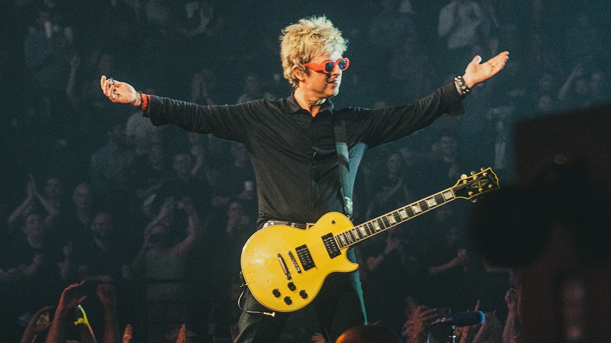 Billie Joe Armstrong playing Steve Jones&#039; Les Paul on a stage in Paris