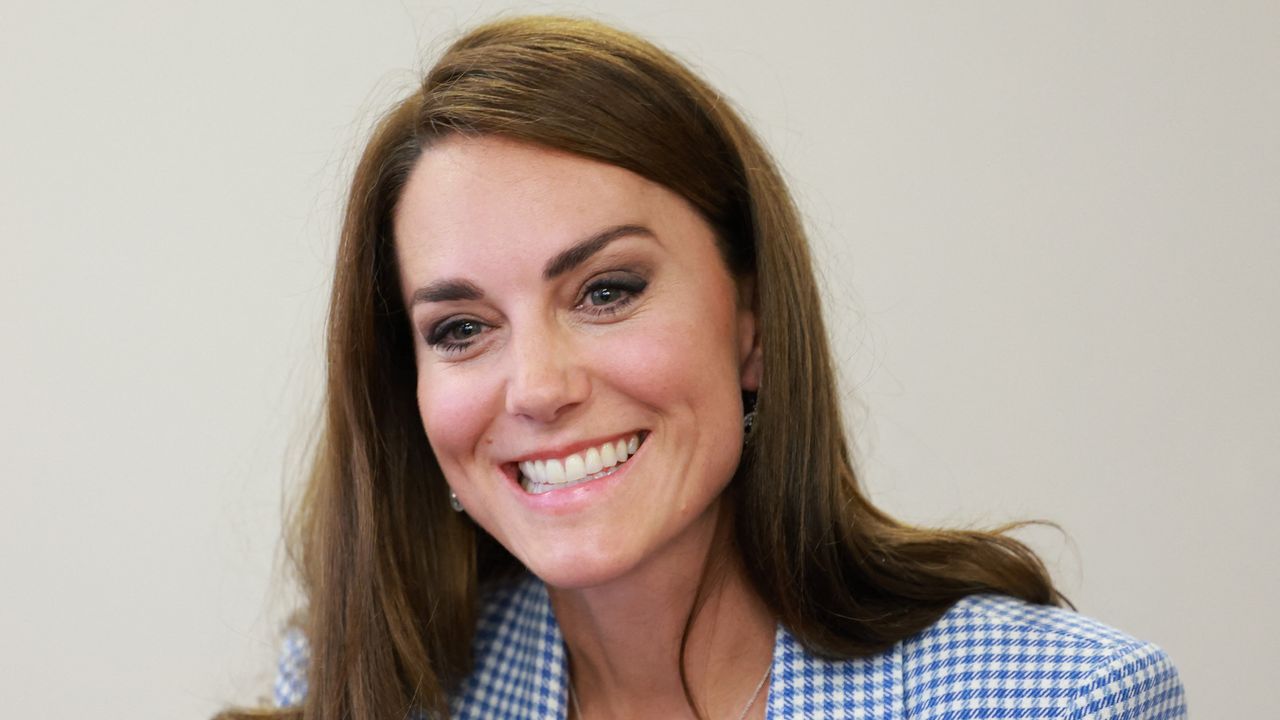 Kate Middleton&#039;s checked Zara blazer seen as she meets members of a group accessing the early years services