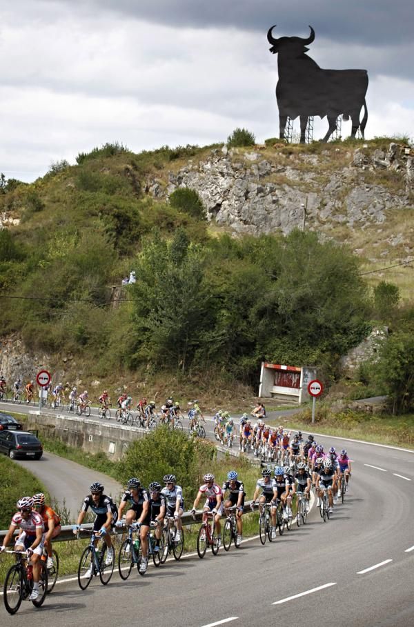 The peloton head towards the finish at the top of the Angliru