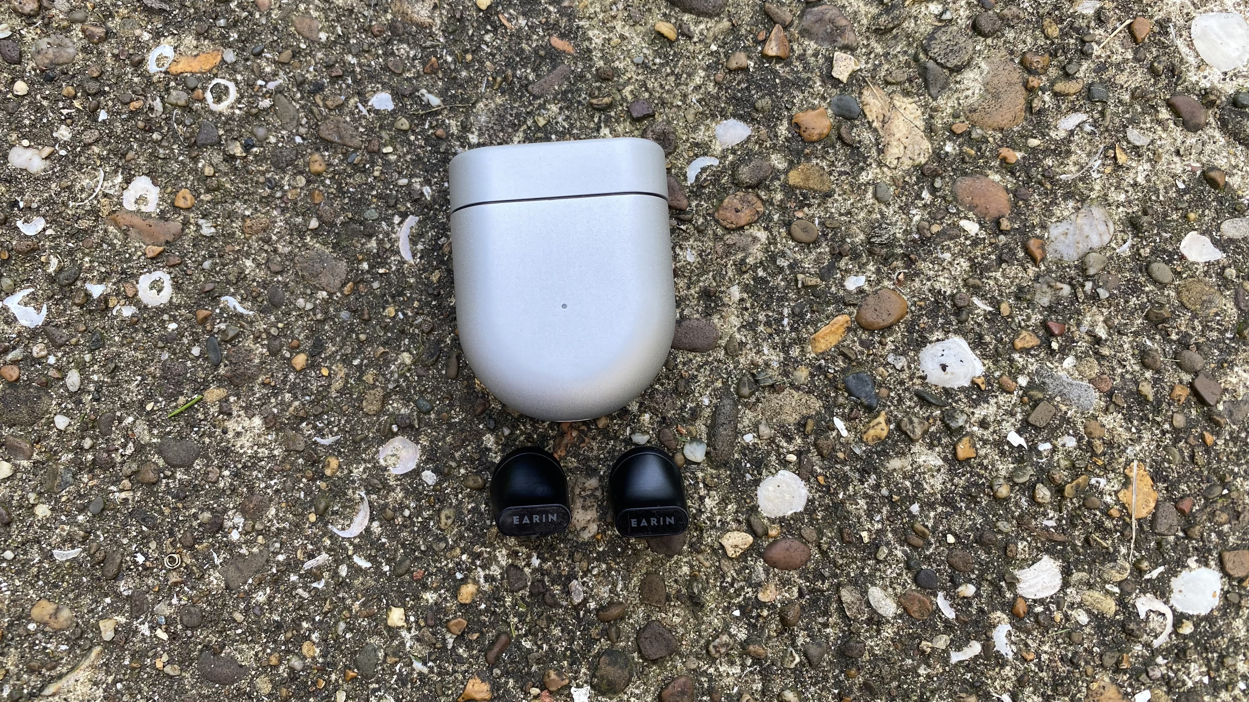 the earin a-3 wireless earbuds with their charging case