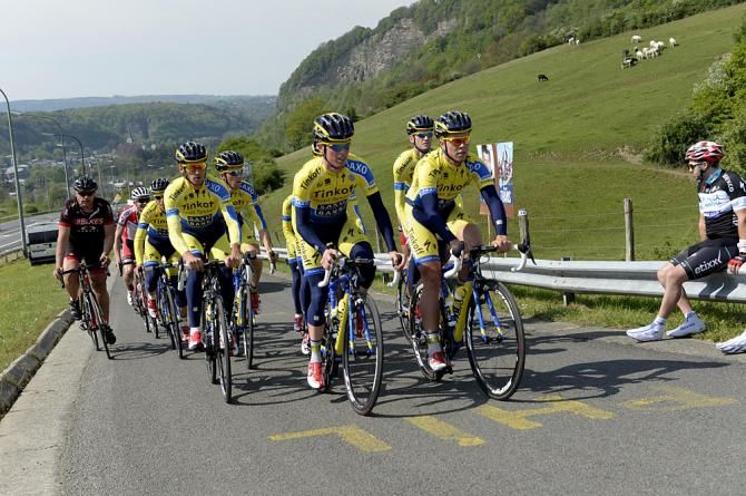 Fans watch the Tinkoff-Saxo team recon the climb
