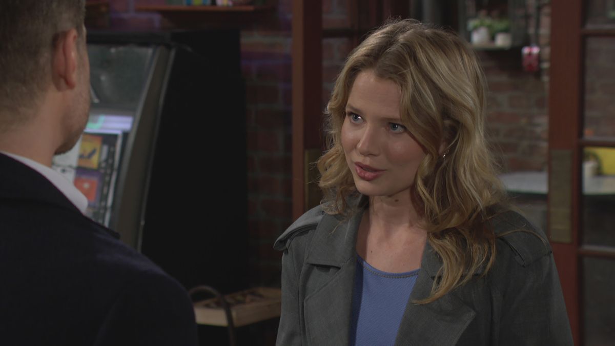 Allison Lanier as Summer talking to someone in The Young and the Restless