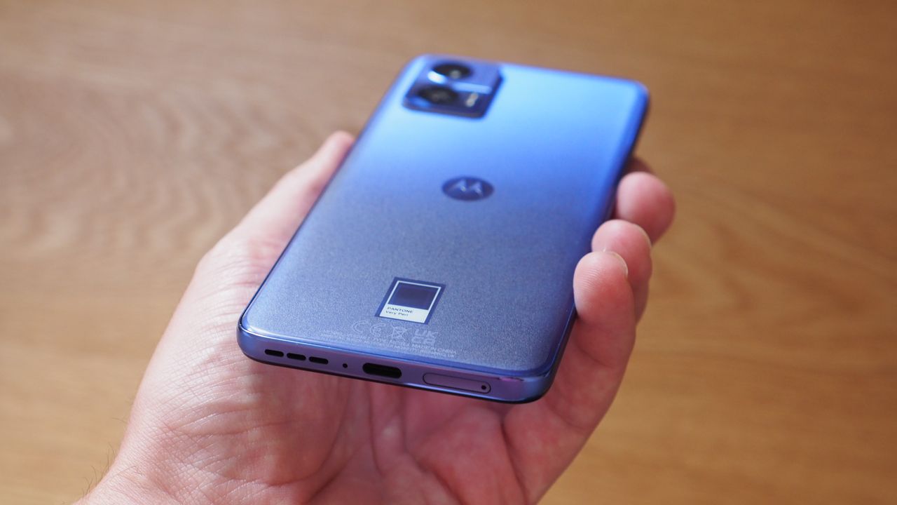 Moto Edge Neo in Peri Peri Pantone finish