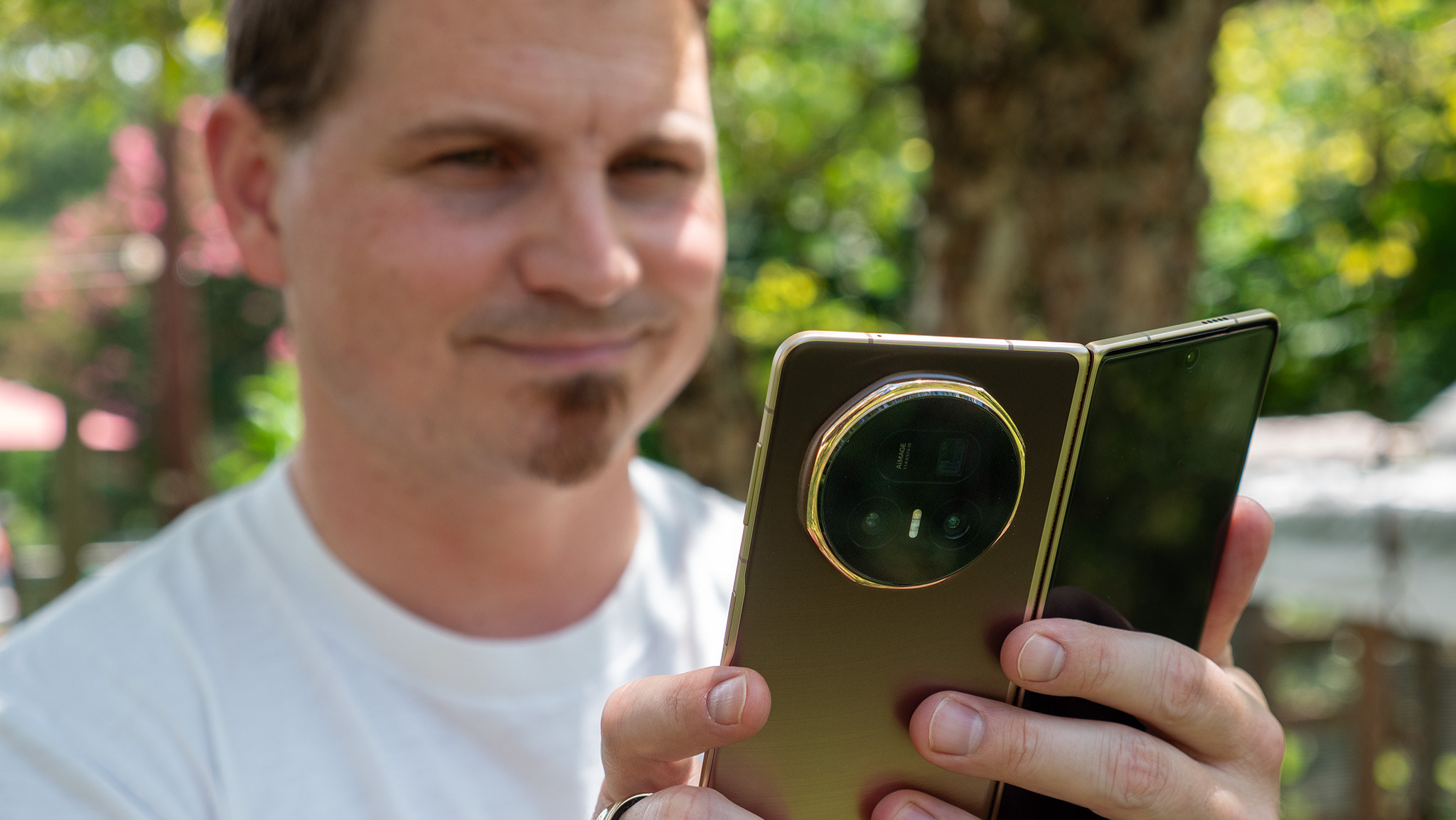 Holding a gold Honor Magic V5