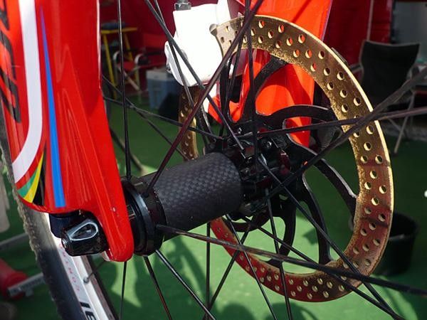 The carbon front hub wear newly bladed spokes and Sauser's usual Stan's NoTubes coated aluminum rotor.