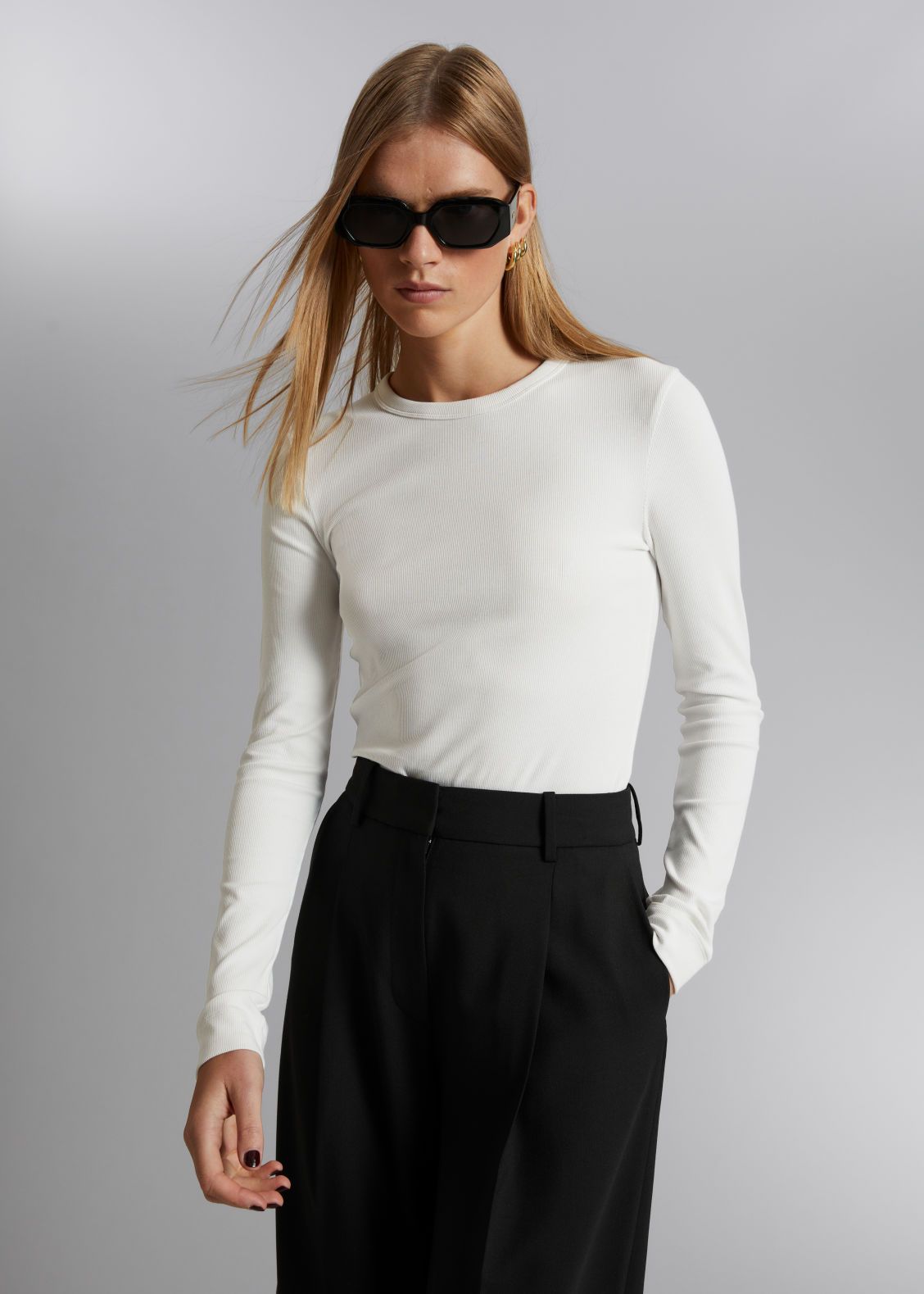 missing-image الجميع يصممون القميص الأبيض تحت صيحة البلوز