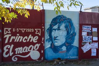 A mural dedicated to Argentine footballer Tomas Carlovich following his death in 2020.