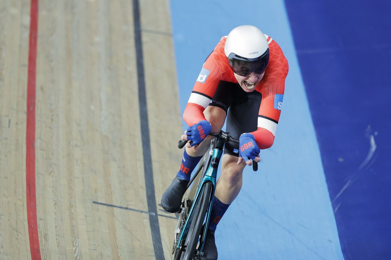 Sam Fisher roaring to victory in the scratch race