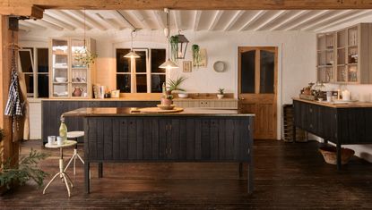 厨房岛的想法木制镶板厨房岛在传统的农舍厨房