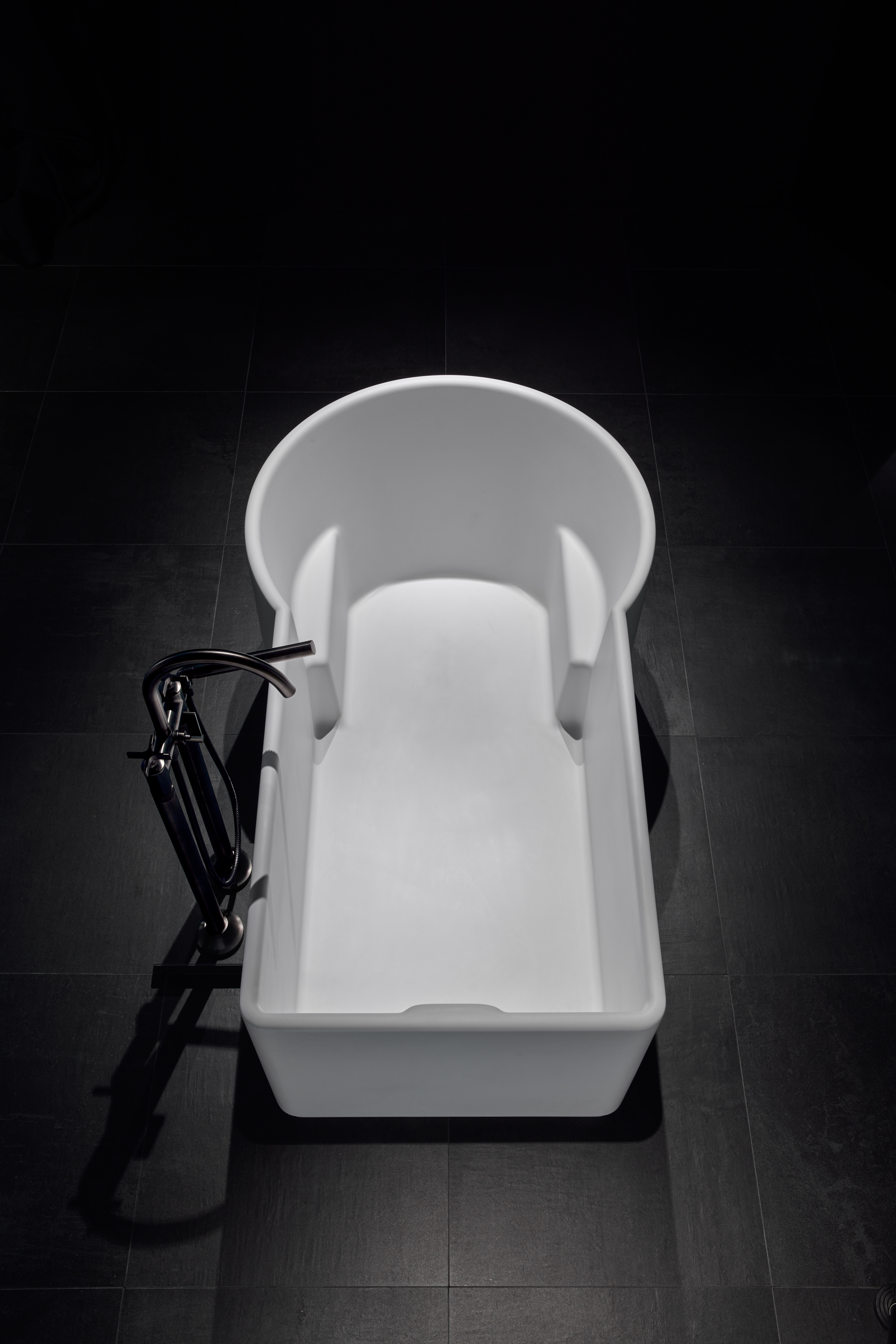 keyhole shaped bathtub by the japanese master of bathroom design at salone del mobile 2026