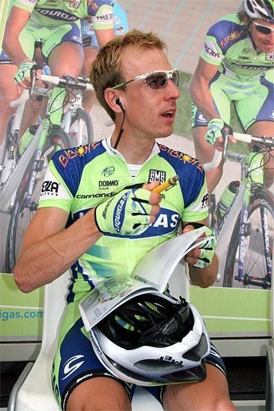 Charly Wegelius autographs a book