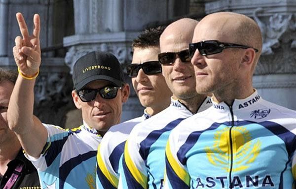 Lance Armstrong gives the peace sign