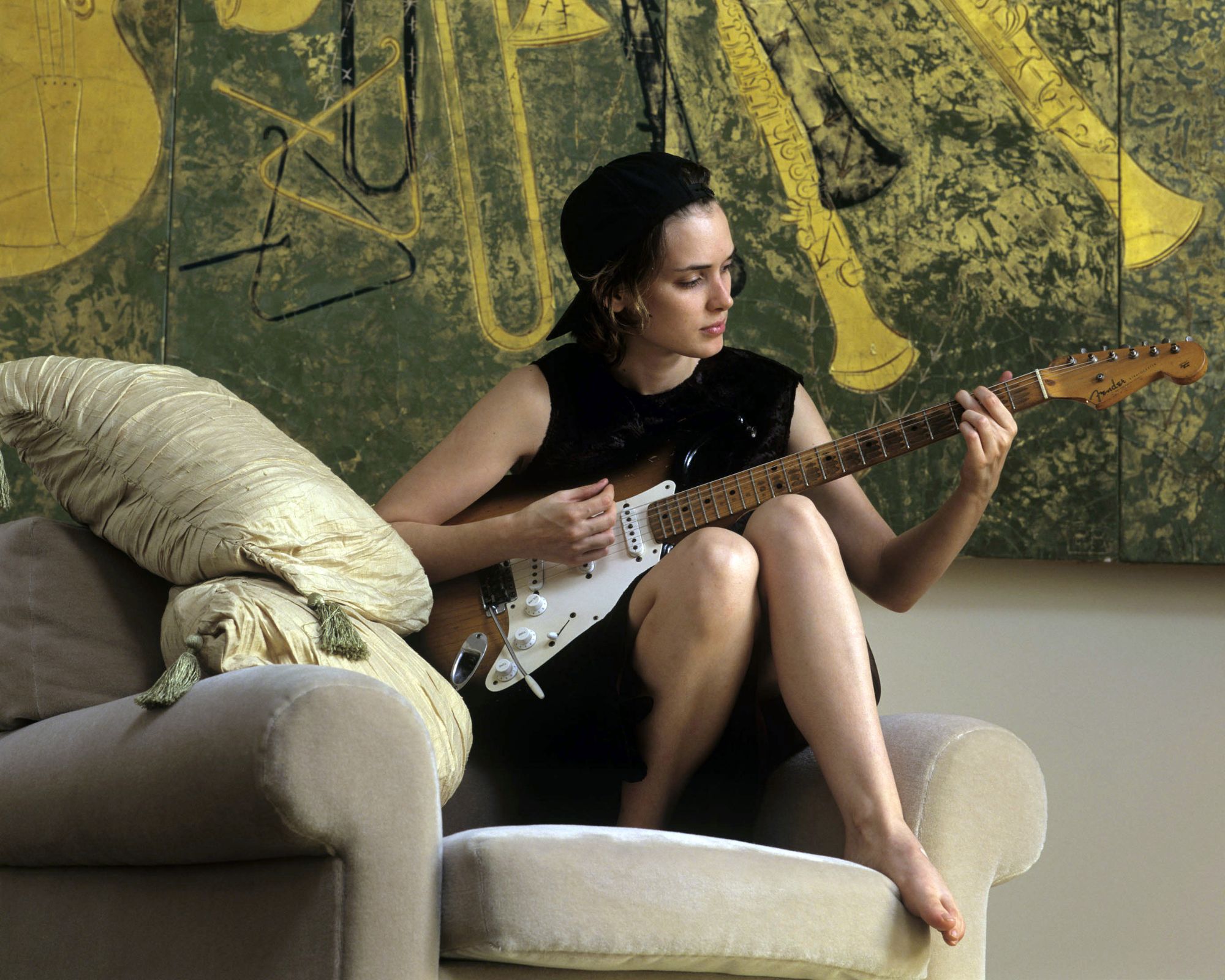 winona ryder in her 90s living room