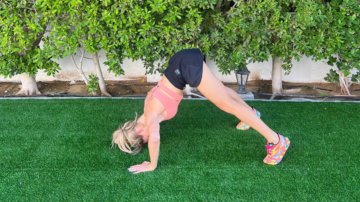 Sarah Lindsay performing a pike shoulder press up