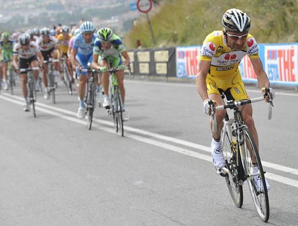 Leonardo Piepoli (Saunier Duval) puts the hammer down to set up his team-mate.