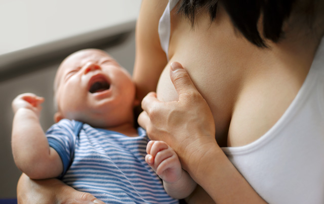 A woman with breastfeeding pain because of mastits