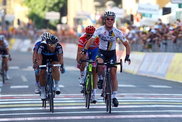 Mark Cavendish (HTC-Highroad) gets ready to give the victory salute