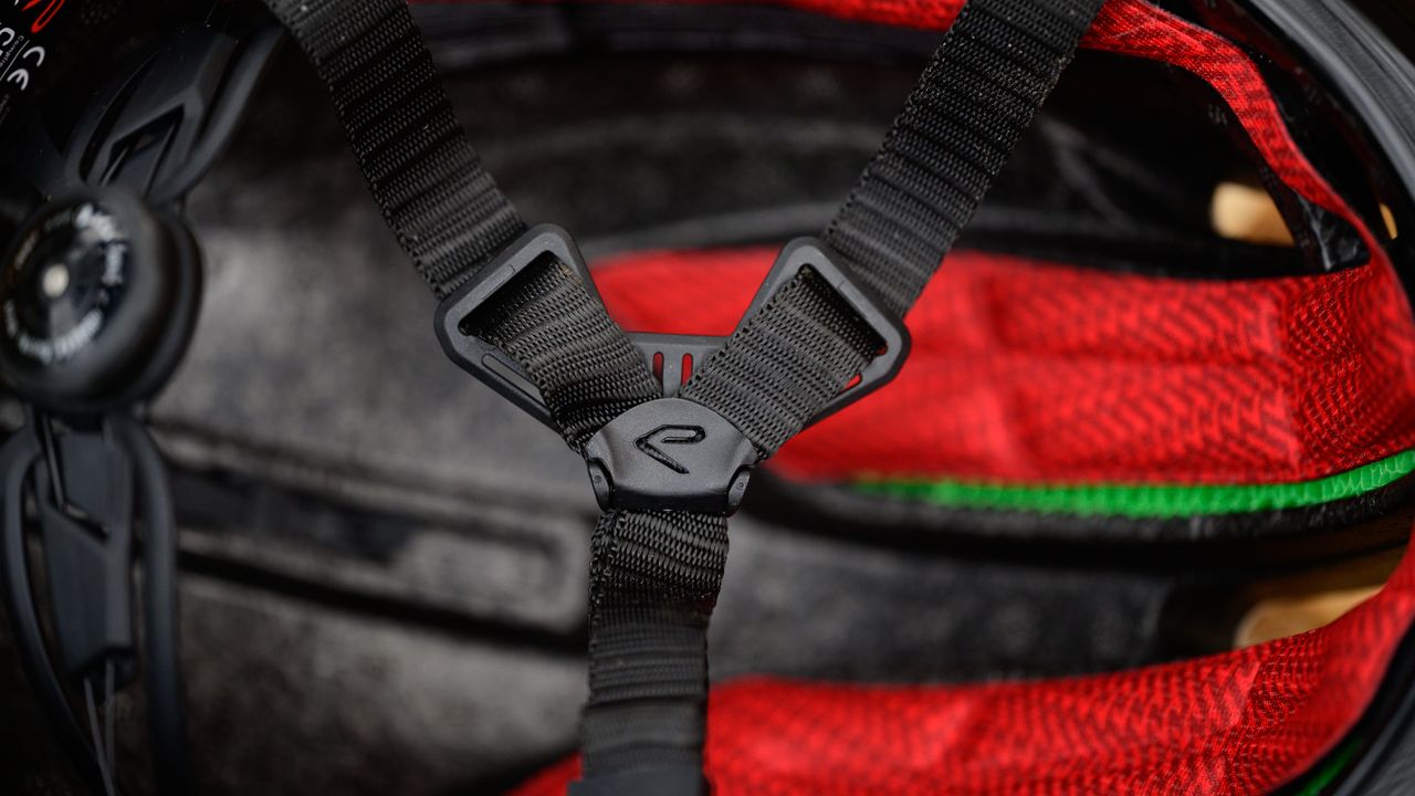 EKO&Iuml; Aerodinamica strap separator detail