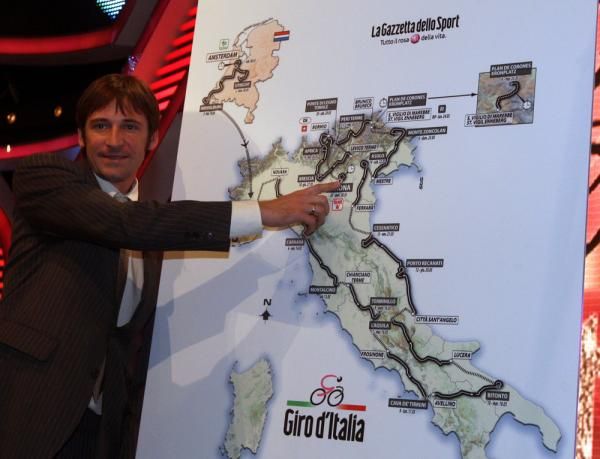 Denis Menchov points out the route of the 2010 Giro d'Italia