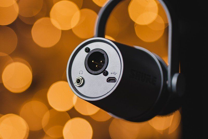 Shure MV7 XLR and USB ports