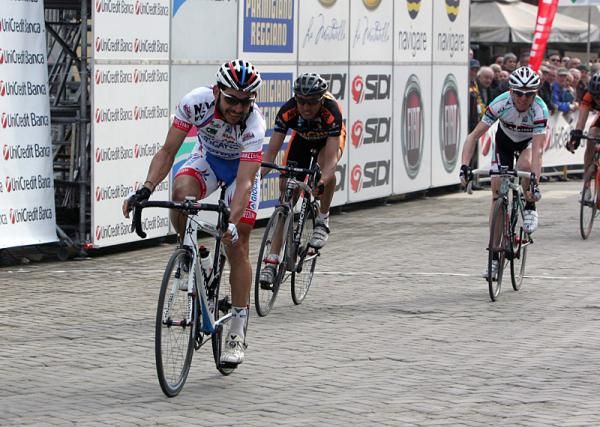Jose Rodolfo Serpa Perez (Androni Giocattoli) outsprinted his five breakaway companions to win in Faenza.