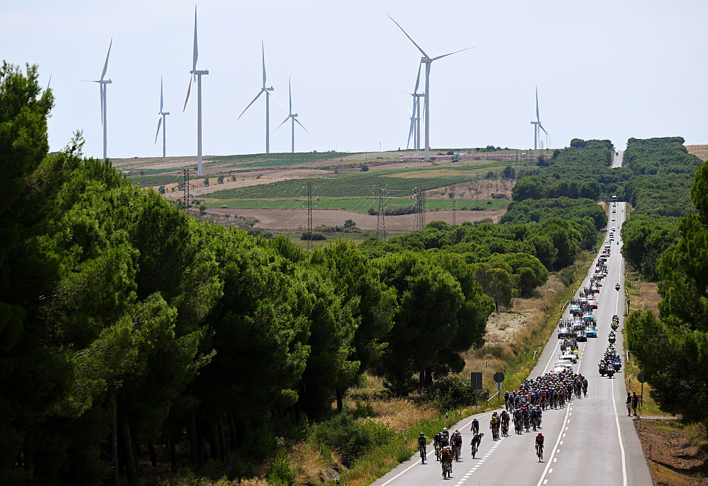 EL FERIAL LARRA BELAGUA, SPAIN - AUGUST 02: A general view of the peloton competing during the La Vuelta - 80th Tour of Spain 2025, Stage 10 a 175.3km stage from Parque de la Naturaleza Sendaviva to El Ferial Larra Belagua 1585m / #UCIWT / on September 02, 2025 in El Ferial Larra Belagua, Spain. (Photo by Tim de Waele/Getty Images)