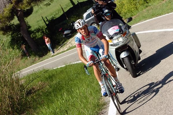 Alessandro de Marchi (Androni Giocattoli) has dropped his three breakaway companions and makes a solo bid for stage glory in the endgame of stage 5.