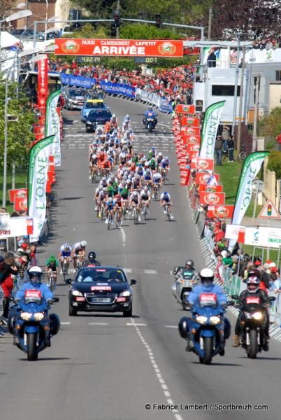 The peloton comes through with one lap to go right behind the breakaway.