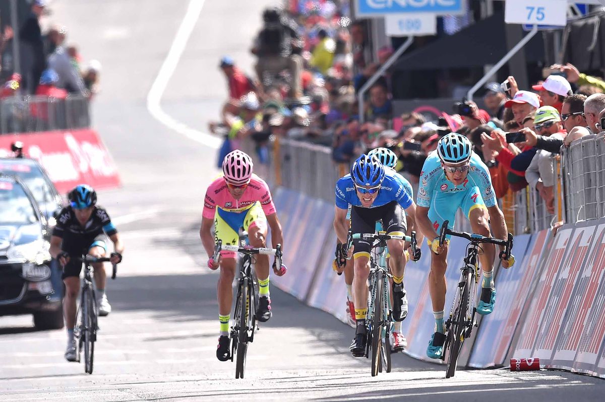 The maglia rosa group sprints to the line
