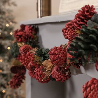 Dibor Traditional Pinecone Christmas Garland