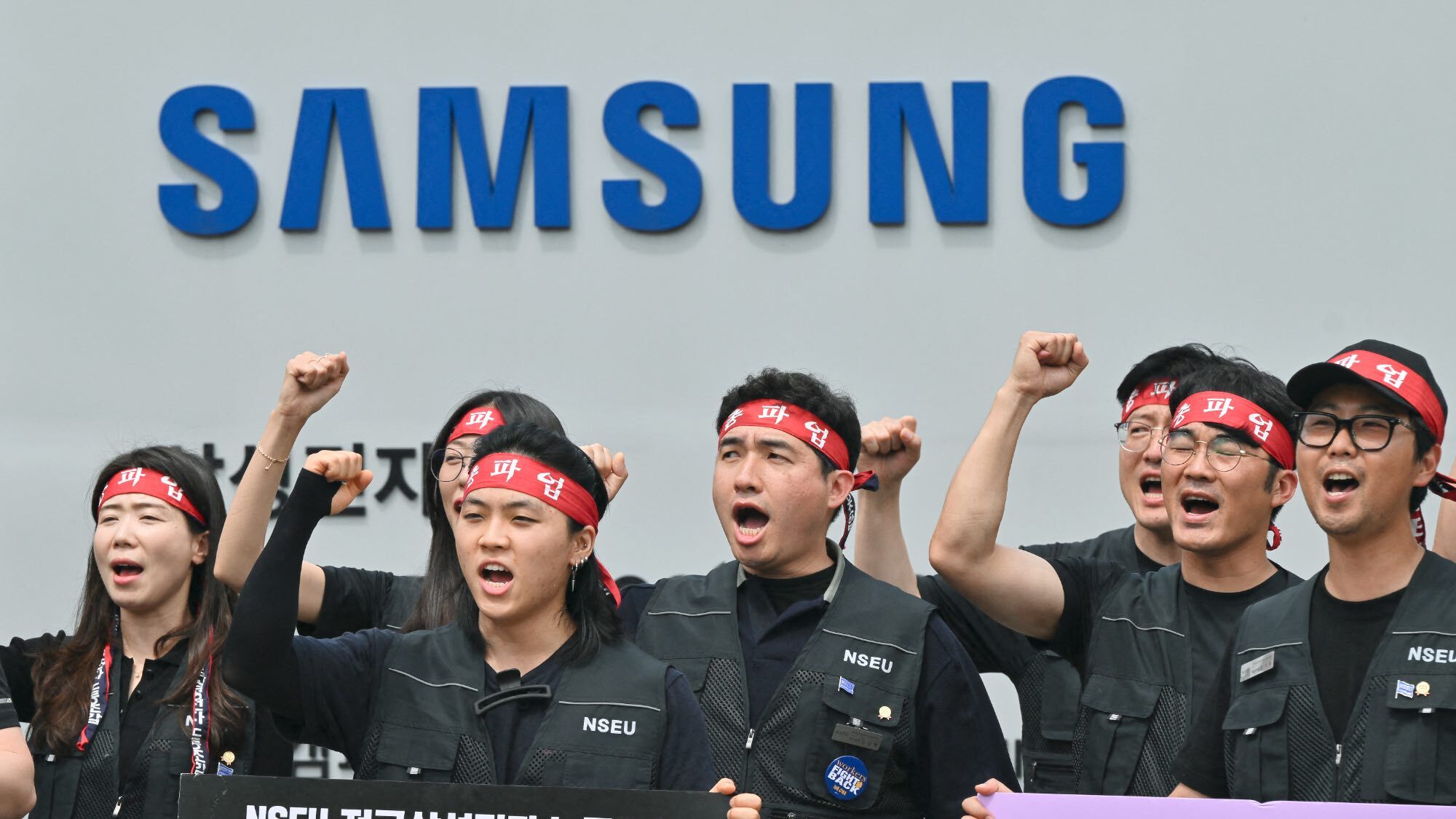 Samsung strikers