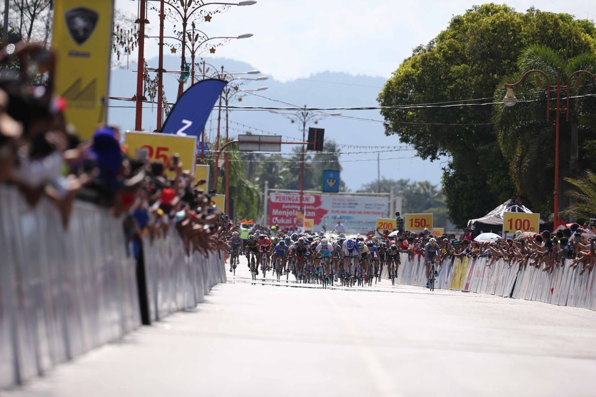 The sprint uses the whole road