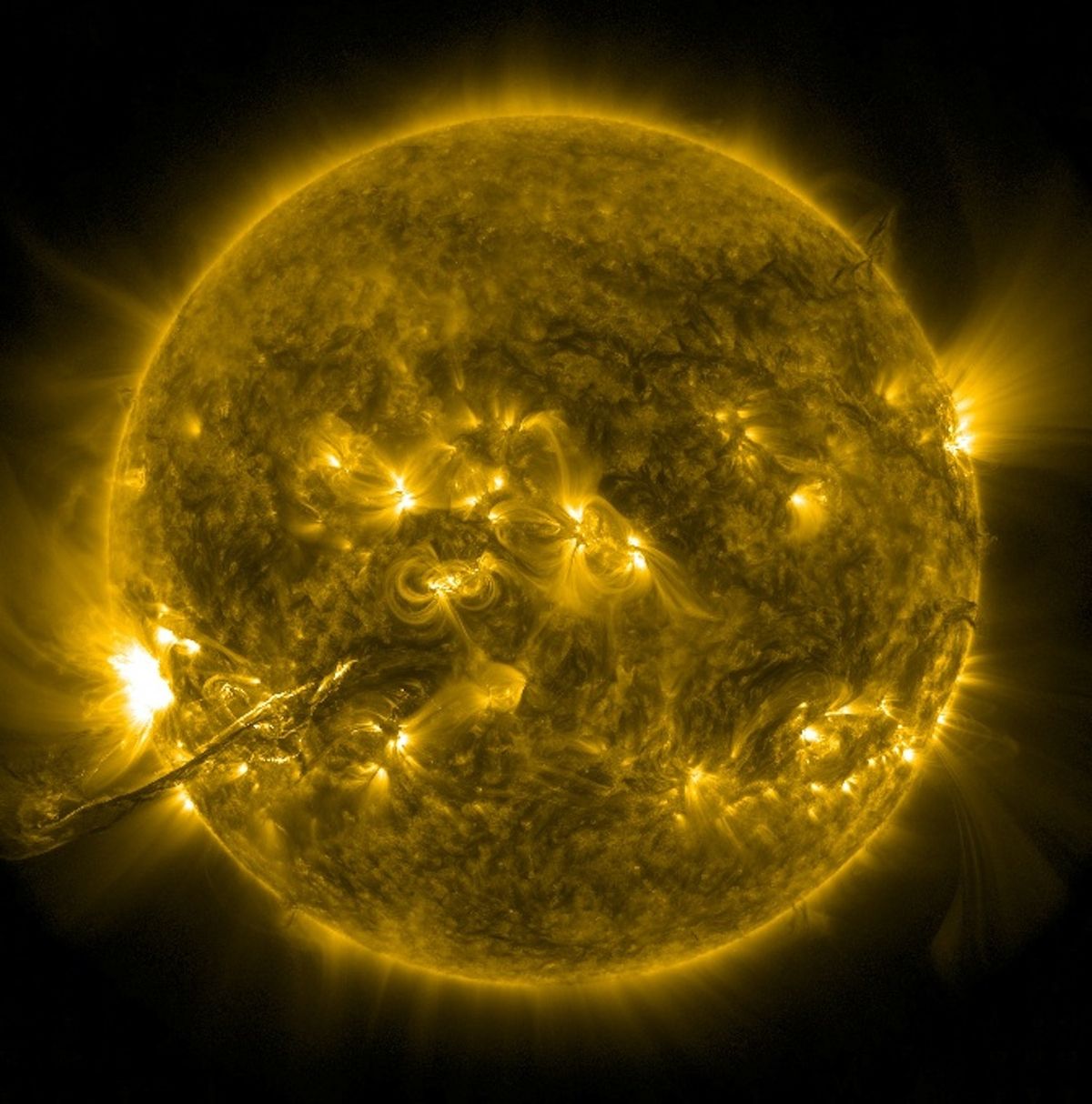 Солнце в космосе. Картинки фона 4096 на 4096. Sun Space. Картинка солнце в космосе