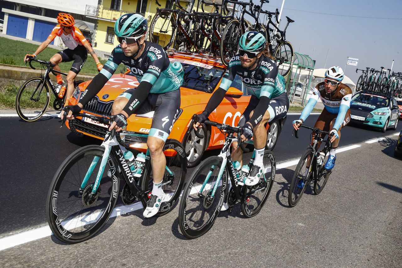 Daniel Oss makes his way back to the peloton.