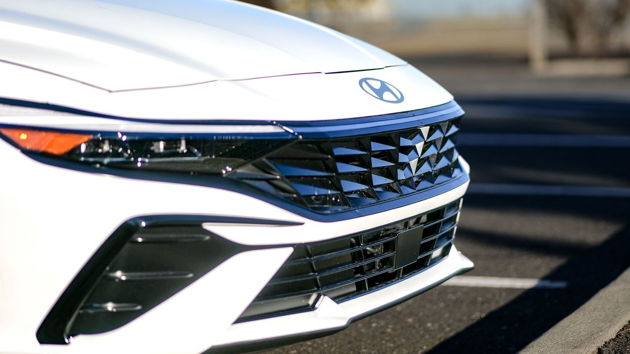 2025 Hyundai Elantra Hybrid Limited test drive review.