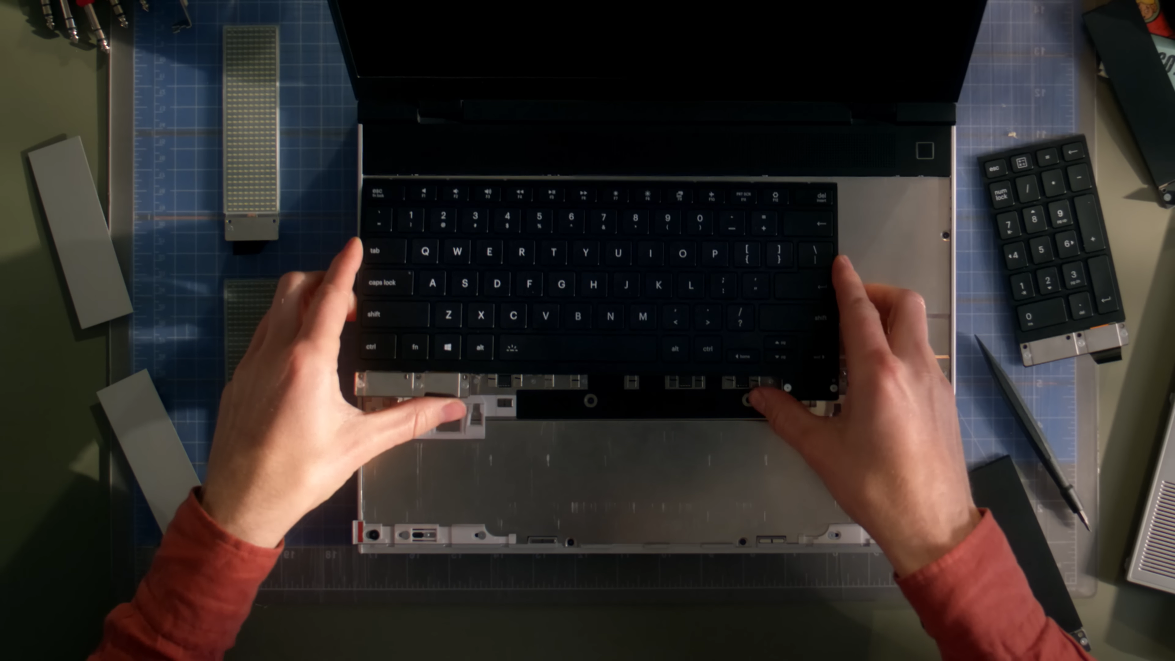 A man replacing the keyboard on his Framework laptop.