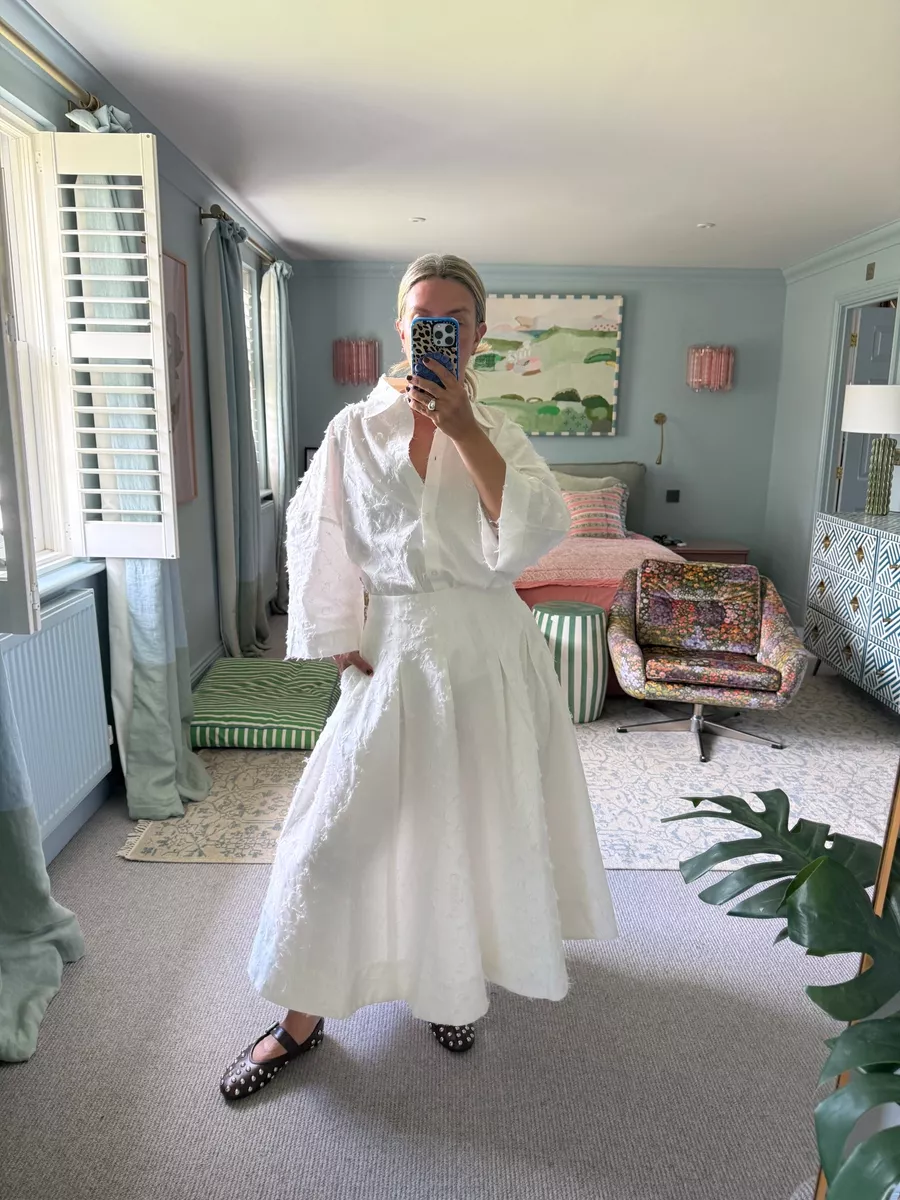 Monochromatic white skirt outfit ideas