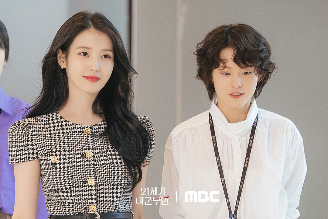 IU as Seong Hui-ju and Lee Yeon as Do Hye-jeong in 'Perfect Crown.'