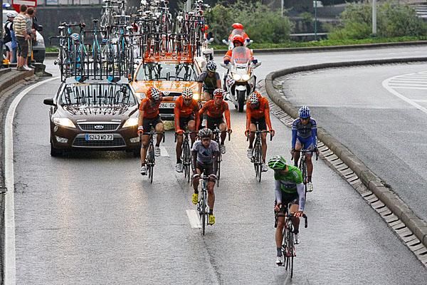 Tom Boonen (Quick Step) checks who will be finishing with him.